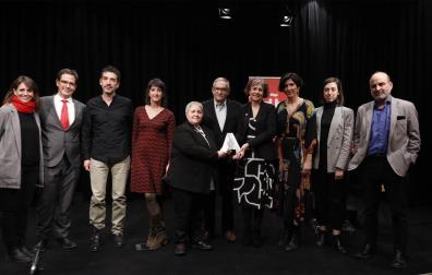En el centro, Asunción Maestro, Miguel Rico y la consejera Esnaola, con organizadores y responsables durante la entrega del premio