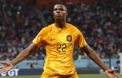 Denzel Dumfries, de Holanda, celebra después de marcar el 3-1