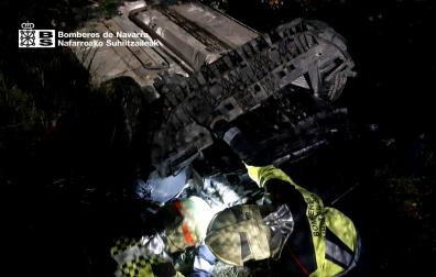 Imagen de los bomberos desatrapando a los ocupantes del vehículo accidentado