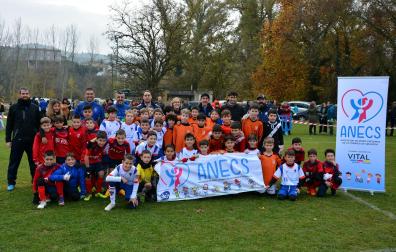 Jugadores de los equipos participantes en el torneo solidario con ANECS este martes en Cáseda