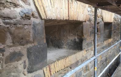 Las ventanas se están recuperando en su aspecto original y se dotarán de rejas de forja por seguridad