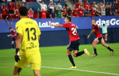 Aimar Oroz y Chimy Ávila celebran el gol del navarro frente a Bono