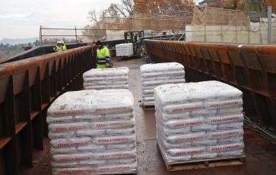 Un carretillero coloca los palés de 1.450 kilos para realizar la prueba de carga en la pasarela de Labrit