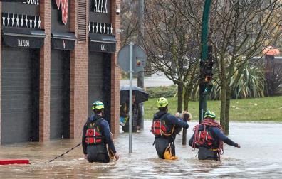 Los bomberos tuvieron que actuar en varias calles del barrio de la Rochapea, entre ellas, río Arga