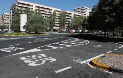 Al otro lado de la plaza Juan XXIII, se ha cortado la confluencia de la avenida de Bayona con la calle Monasterio de Velate