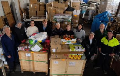 Enfermeras, policías locales de Pamplona y voluntarios de Ayuda Contenedores, junto a los juguetes que salieron ayer hacia Ucrania en un camión con 24 toneladas de ayuda.