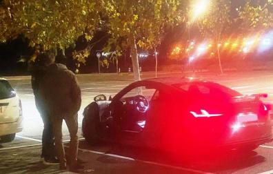 El conductor sancionado, junto al vehículo