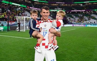 Ante Budimir disfrutó de pleno junto a sus dos hijos del pase a semifinales tras eliminar en la tanda de penaltis a Brasil