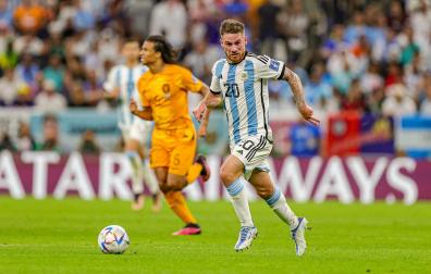 Alexis Mac Allister conduce el balón en el partido de cuartos de final de Argentina contra Países Bajos