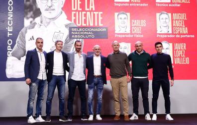 Javier López Vallejo, a la izquierda de la imagen, con el resto del equipo del entrenador de España, Luis de la Fuente, en la presentación de la Ciudad del Fútbol en Las Rozas