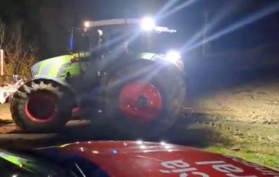 El tractor empujando al vehículo este miércoles