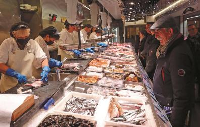 Imagen que presentaba este viernes por la mañana Pescados Sofía en el Mercado del Ensanche. Algunas compras, ya para Nochebuena y Navidad