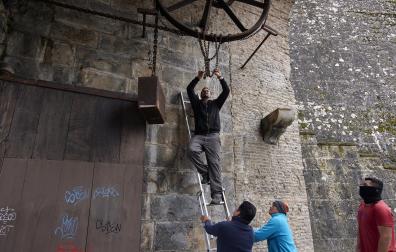 Este lunes se ha realizado la prueba de los engranajes, cadenas y tablero del puente levadizo del Portal de Francia, de cara a la llegada de la Cabalgata de Reyes a Pamplona, el próximo 5 de enero.