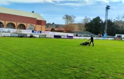 Un operario corta la hierba ayer en Sendero. En esa banda, ya se aprecian las gradas supletorias