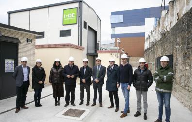 Las autoridades, ante la renovada subestación eléctrica junto al Club Natación