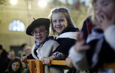 Celebraciones de Olentzeros y coros buscan su espacio en la vía pública estos días previos a Navidad, donde se prohíbe ir por calzada