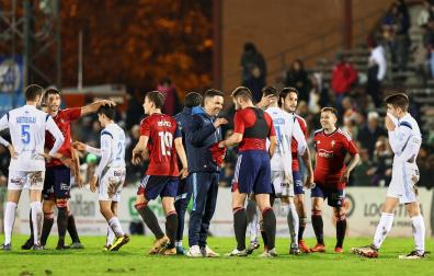 Jugadores de Osasuna y Arnedo conversan sobre el terreno de juego tras finalizar el encuentro.
