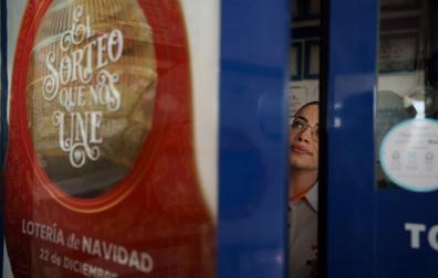 Imagen de un cartel del sorteo de Lotería de Navidad, en una administración