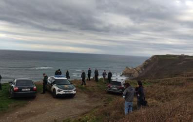 Guardia Civil en el entorno del Cabo Peñas, donde han aparecido los restos mortales de una persona en el mar