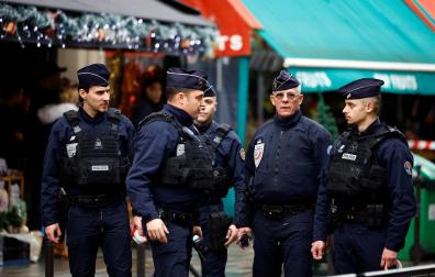 Varios policías franceses en las inmediaciones del ataque