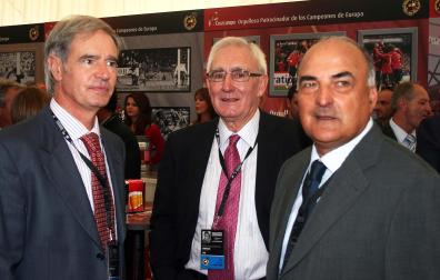 Txetxu Rojo (izda.) junto a Pedro Mari Zabalza (centro) e Iñaki Saez durante el centenario de la RFEF en octubre de 2009.