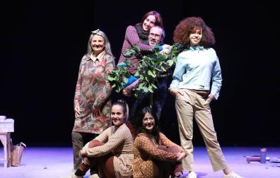 De pie: Lupe Elizaga, Izaskun Mujika, Ion Barbarin y Uxue Alberto. Sentadas, Leire Lizarraga y Alaitz Mene