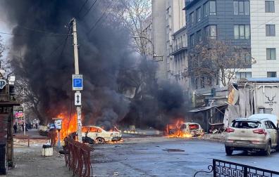 Un coche arde tras el ataque ruso sobre la ciudad de Jersón en Nochebuena