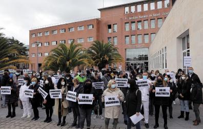 Concentración de los sindicatos de Salud para denunciar el abandono de la plantilla por parte de la Administración.
