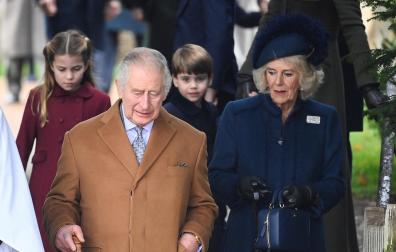 Carlos III y Camila acuden al servicio religioso el día de Navidad en la Iglesia Santa María Magdalena