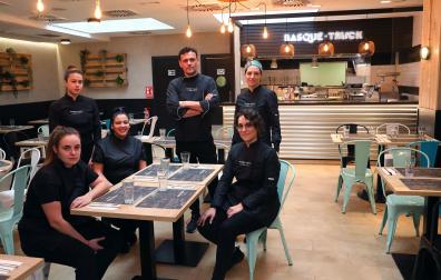 Ángel Martín y Emily Watts (de pie a la derecha) con parte del equipo de Basque Truck en el restaurante de la calle Tejería