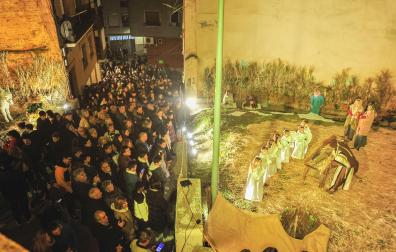 El público se amontona para ver una escena con las lavanderas