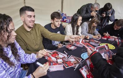 Firma de autógrafos de futbolistas de Osasuna, Osasuna Femenino y Osasuna Genuine en el marco de la Feria de Navidad de Pamplona.