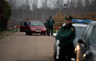 Miembros de la Guardia Civil, junto a la vivienda donde una mujer de 34 años y en avanzado estado de gestación ha sido presuntamente asesinada por su expareja en Escalona (Toledo)