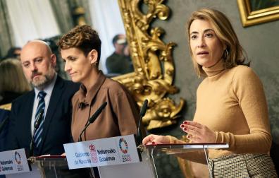 De izquierda a derecha: el delegado del Gobierno en Navarra, José Luis Arasti, la presidenta del Gobierno foral, María Chivite, y la ministra de Transportes, Movilidad y Agenda Urbana, Raquel Sánchez