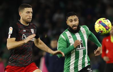 Óscar de Marcos y Nabil Fekir pugnan por un balón