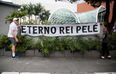 "Eterno Rei Pelé" reza una pancarta atada con rabia a la entrada del Hospital Albert Einstein de Sao Paulo