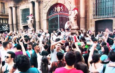 Un pasacalles anterior de una charanga en Pamplona