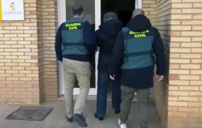 Agentes de la Guardia Civil, con el arrestado