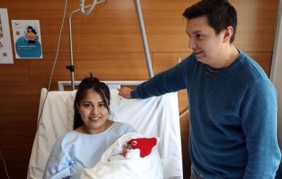 Ariadna Elisabeth Cabrera Velásquez, junto a sus padres Richard Cabrera y Verónica Elisabeth Velásquez ha sido el tercer bebé nacido en Navarra este 2023