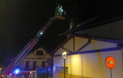 Bomberos trabajan en la extinción del incendio de la chimenea en Leitza