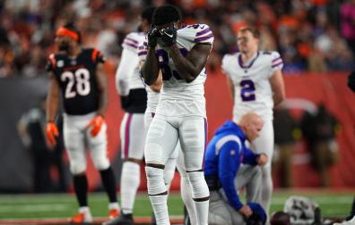 Los jugadores de los Bills se lamentan tras la lesión de Damar Hamlin
