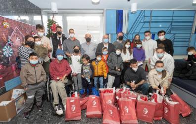 Fotos de la visita de Osasuna a los niños ingresados en el CHN y la CUN./