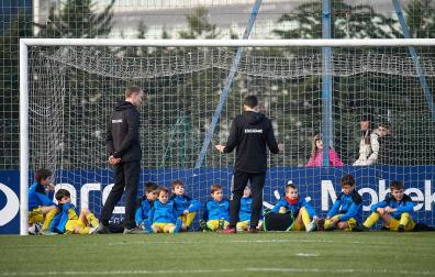 Los jugadores del colegio Las Améscoas escuchan la charla de sus entrenadores antes de uno de sus encuentros