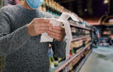 Una persona revisa un ticket de compra