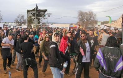 Varios asistentes este lunes a la fiesta rave ilegal de La Peza (Granada), que se celebra desde el pasado 30 de diciembre y reúne a más de un millar de personas