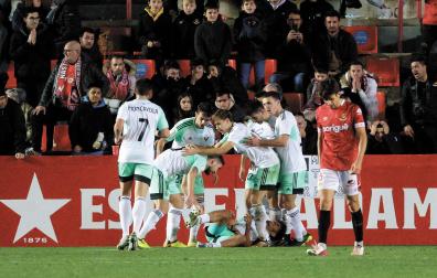 Abde, que en la imagen está en el suelo, resultó lastimado tras provocar el 1-2, anotado por Eric Montes en propia puerta tras una acción del marroquí. Los jugadores de Osasuna le rodean celebrando el gol.