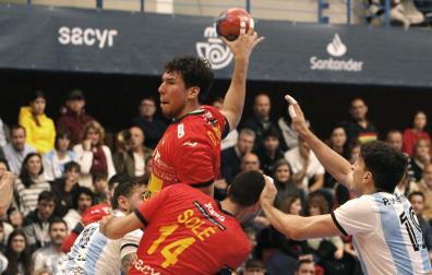 El jugador de España Dujshebaev se eleva ante la defensa argentina durante el partido del Torneo internacional de balonmano que España y Argentina disputan este sábado en Benidorm.