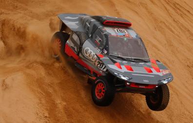 El coche de Carlos Sainz durante la última etapa del Rally Dakar