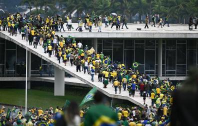 Manifestantes contra los resultados electorales y el gobierno del recién posesionado presidente Lula da Silva invaden el Congreso Nacional, el Supremo Tribunal Federal y el Palacio del Planalto, sede de la Presidencia de la República