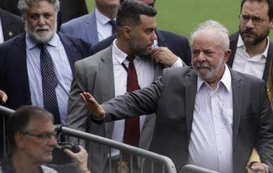 Lula da Silva deja el estadio Vila Belmiro en Santos, Brasil, después de asistir al funeral de Pele